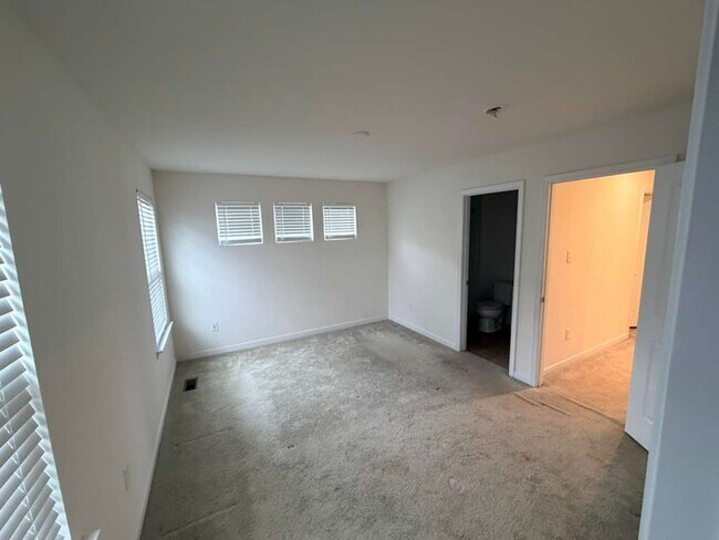 Building Photo - 1501 Stonewall Manor Dr