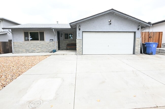 Building Photo - 1847 Yosemite Dr