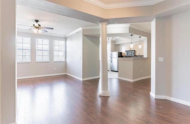 Building Photo - 533 NE 3rd Ave