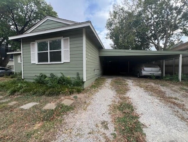 Building Photo - 304 N Oak St