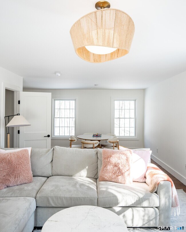 Building Photo - 5 Main Dr