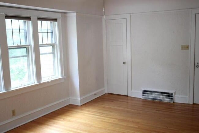 Building Photo - 1614 E Newton Ave