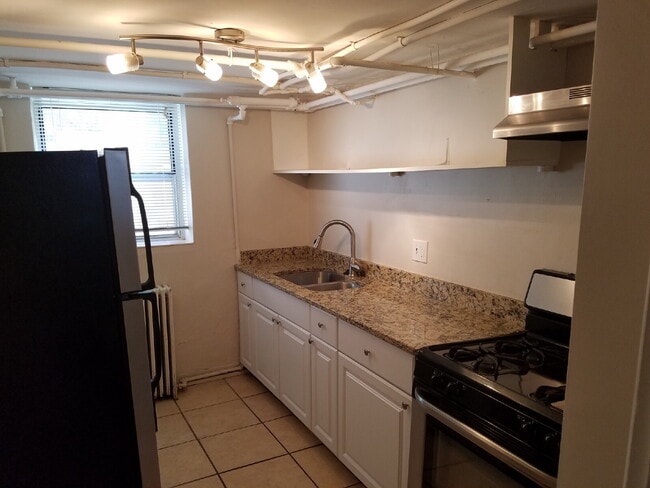 Building Photo - 1 Bed 1 Bath Mayfair Apartment With Garage in Denver! Available Now!