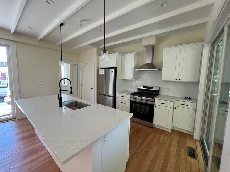 Building Photo - 65 Cameron St