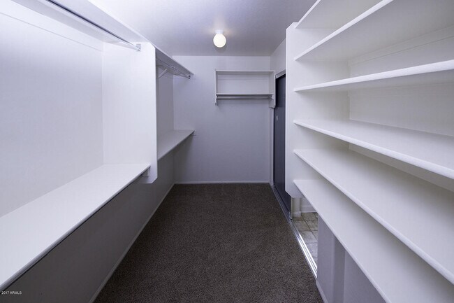 Building Photo - BEAUTIFUL 4 BED 2.5 BATH, OVER 2300SQFT., ...