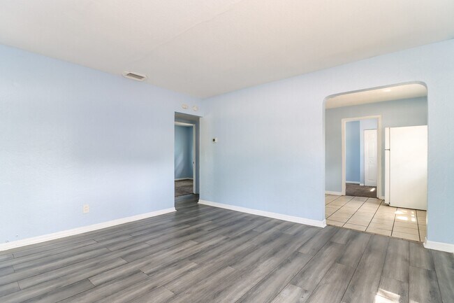 Building Photo - 2601 18th Ave S