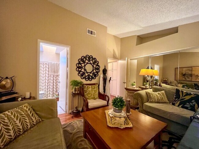 Building Photo - 2 bedroom Temecula home with a big backyar...