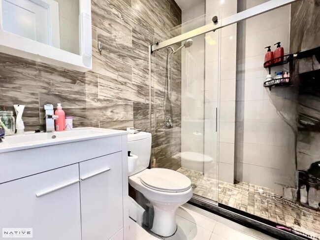Building Photo - 3 bedroom in Brooklyn NY 11222