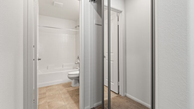 Building Photo - 2BR Townhouse in Imperial Beach with Washer/Dryer and Garage!