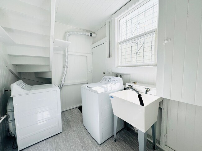 Building Photo - Bernal/Mission/Noe: Updated Flat w/ Shared...