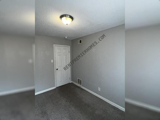 Building Photo - 16 Oakview Dr