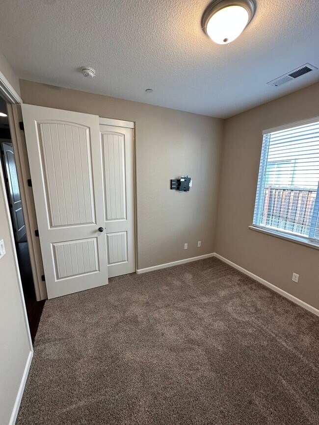 Building Photo - Beautiful 3 Bed 2 Bath House in a Great Lo...
