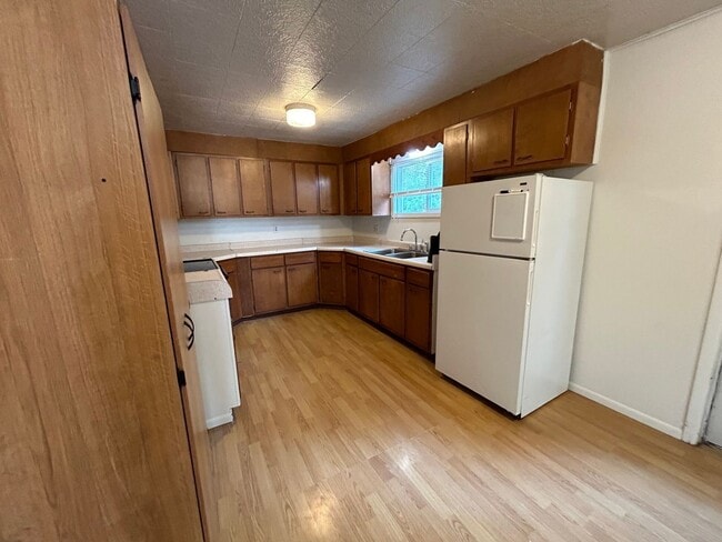 Building Photo - Large 2 Bed 1 Bath House with Fenced Yard and Washer Dryer Hookups