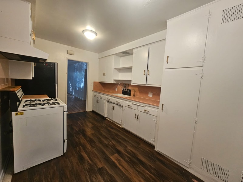 Building Photo - 1850 N La Brea Ave