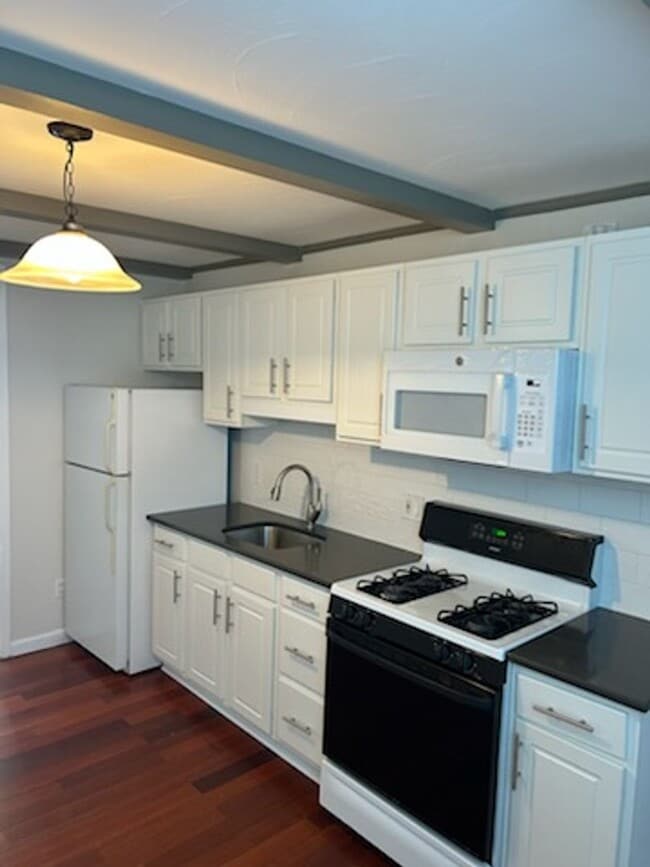 Building Photo - Large Bright  1 Bedroom Apartment
