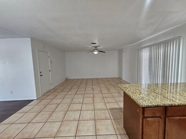 Building Photo - 3 bedroom 2 bath - North Phx home - single...