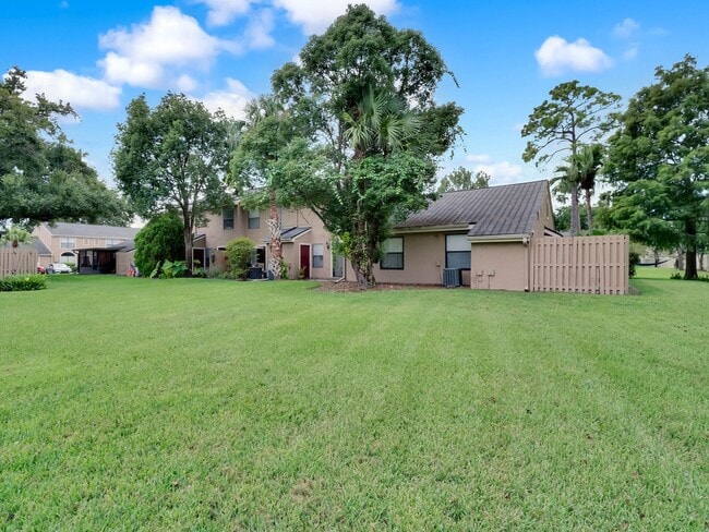 Building Photo - Newly Renovated 2/2.5 Townhome in Winter S...