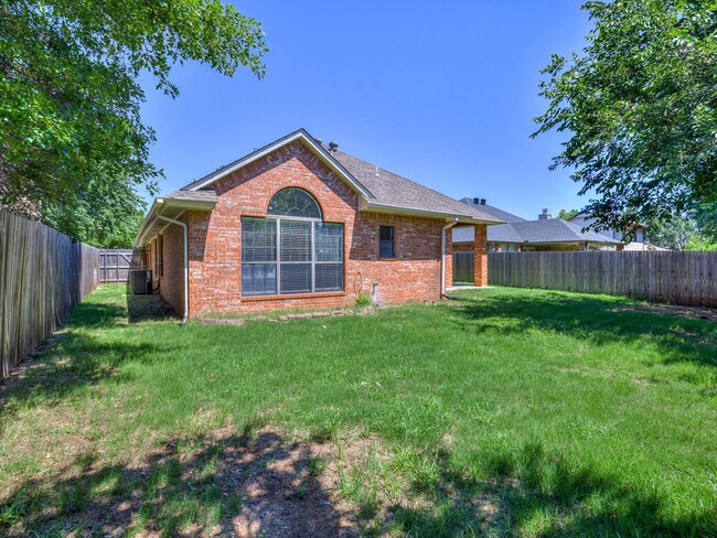 Building Photo - Beautifully remodeled home in Edmond + Edm...