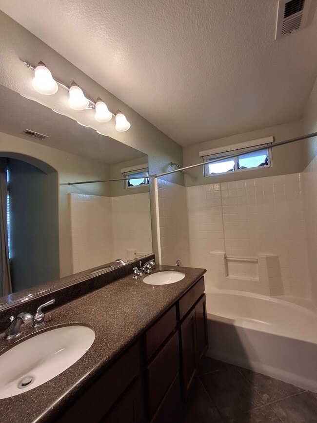 Building Photo - Amazing 2-Bedroom Townhome with Central AC/Heat! MUST SEE!