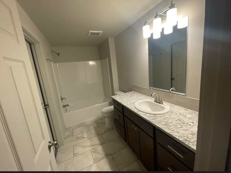 Building Photo - 815 E Mt Baker St