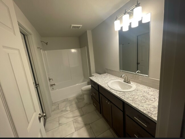 Building Photo - 815 E Mt Baker St