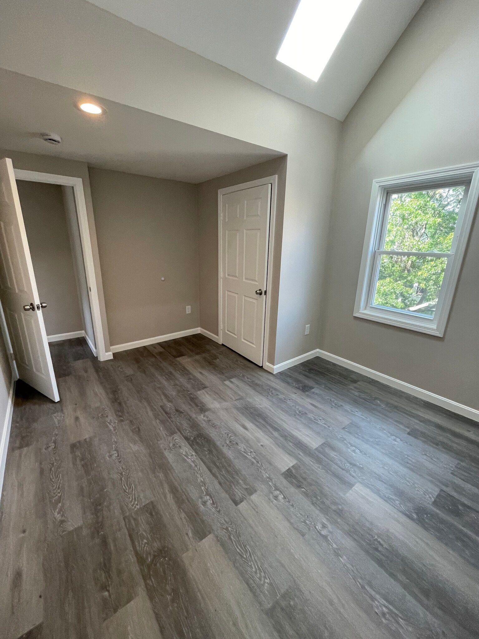 Building Photo - 16 Long Ave