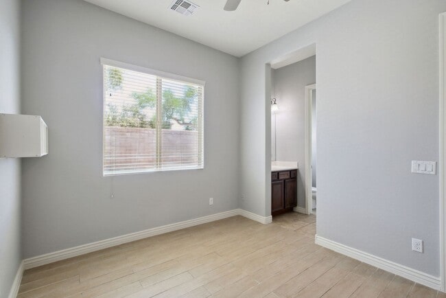Building Photo - 4 Bedroom + Den Single Family in Peoria