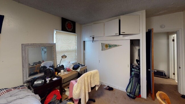 Building Photo - 3 Bedroom 2 Bathroom Home