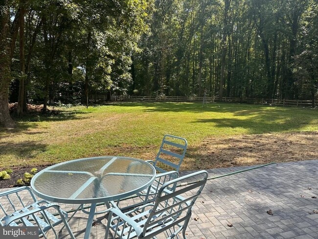 Building Photo - 827 Locust Dr