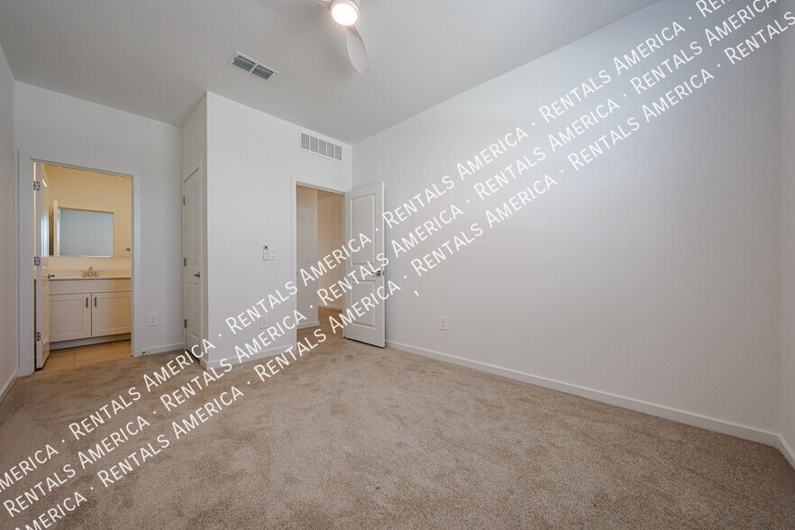 Building Photo - 3380 N Camden Dr