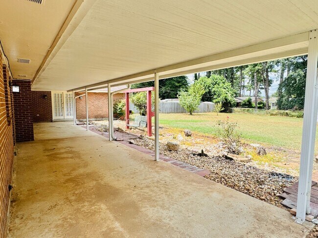 Building Photo - Room to Roam, Comfort to Stay — This Updat...