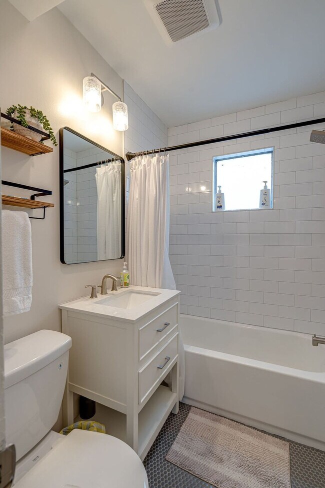 Building Photo - 801 Hillview Heights