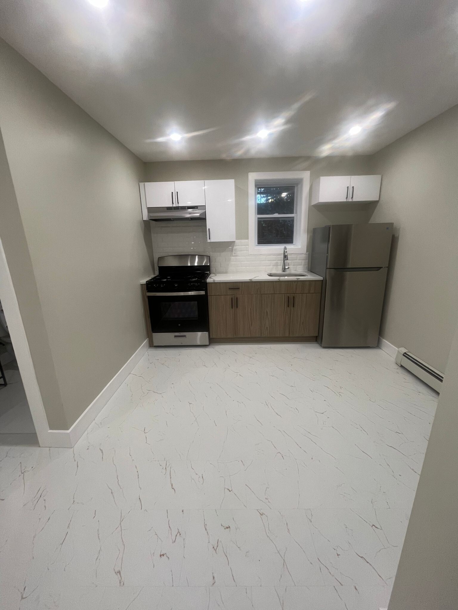 Unit 1R - 9 Stecher St