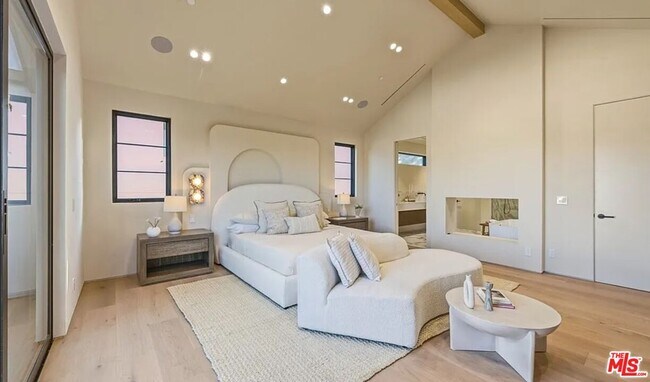 Building Photo - 4900 Valjean Ave