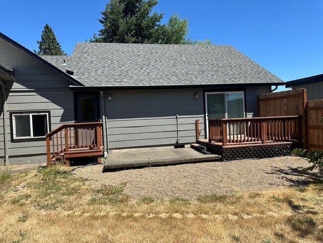 Building Photo - Updated 4 bedroom 2 bath house in Eugene!