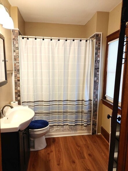 Building Photo - 702 1/2 28th Street