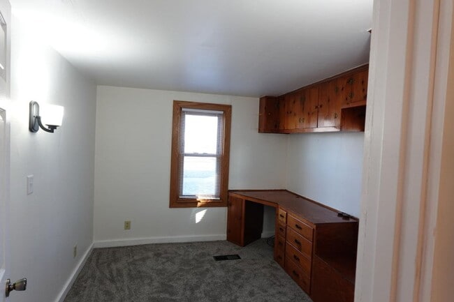 Building Photo - 3 Bed/ 1 bath house in a great location