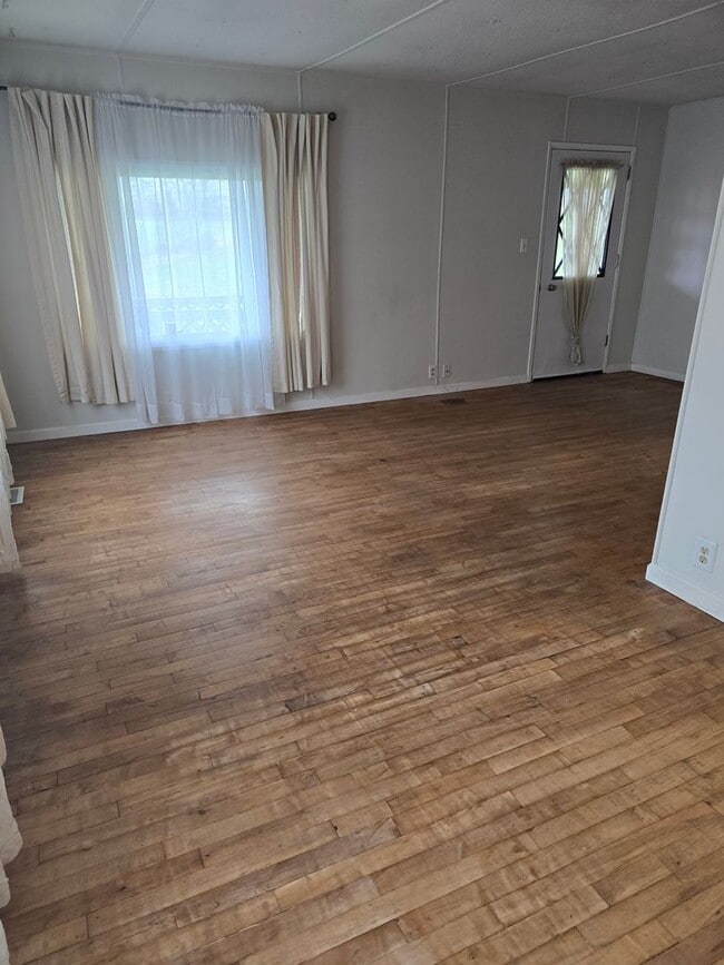 Building Photo - 3 bed 2 bath Mobile Home for rent  Rent in Grants Pass