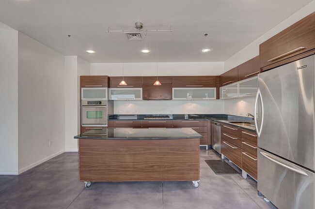 Building Photo - Modern Loft with City View