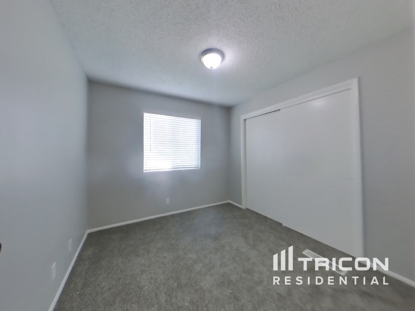 Building Photo - 1725 Hiawatha Dr NE