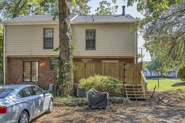 Building Photo - Amazing 2BE/2.5BA duplex in the heart of Belmont & Hillsboro Village!