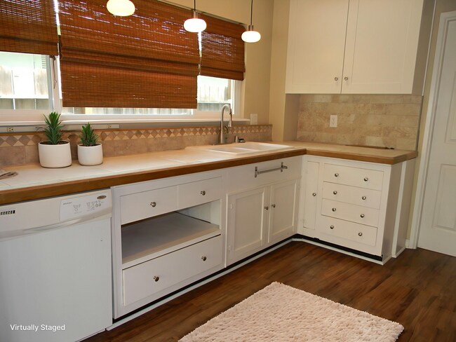 Building Photo - 352 S Pine St