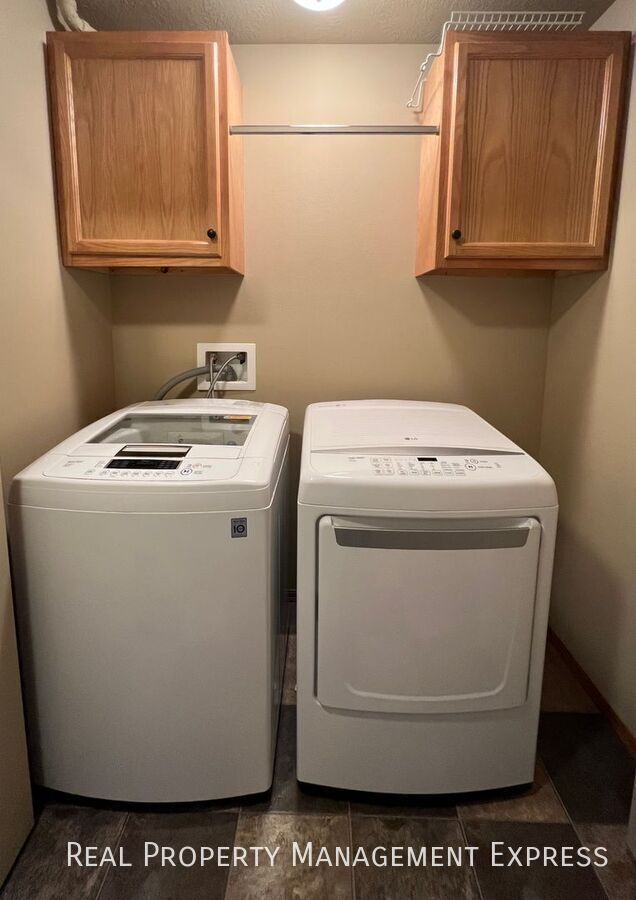 Building Photo - 3 Bedroom 2 Bathroom Townhome in SW Sioux Falls