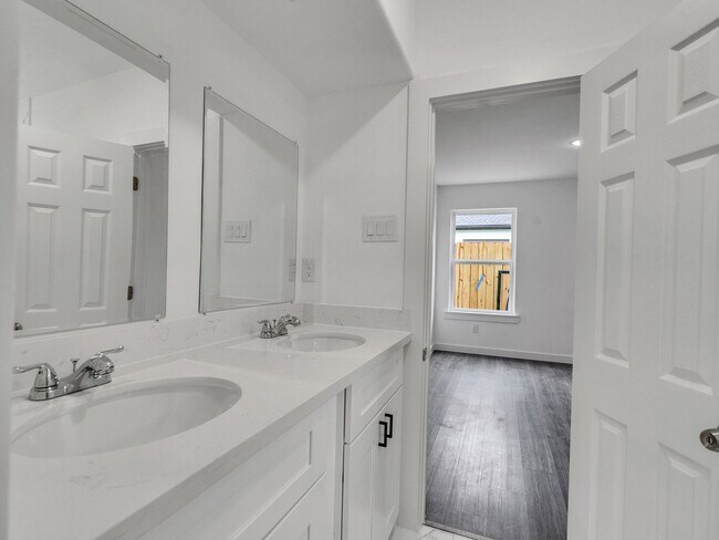 Building Photo - ? Spacious & Stylish 3-Bed Home – Garage Included! ?