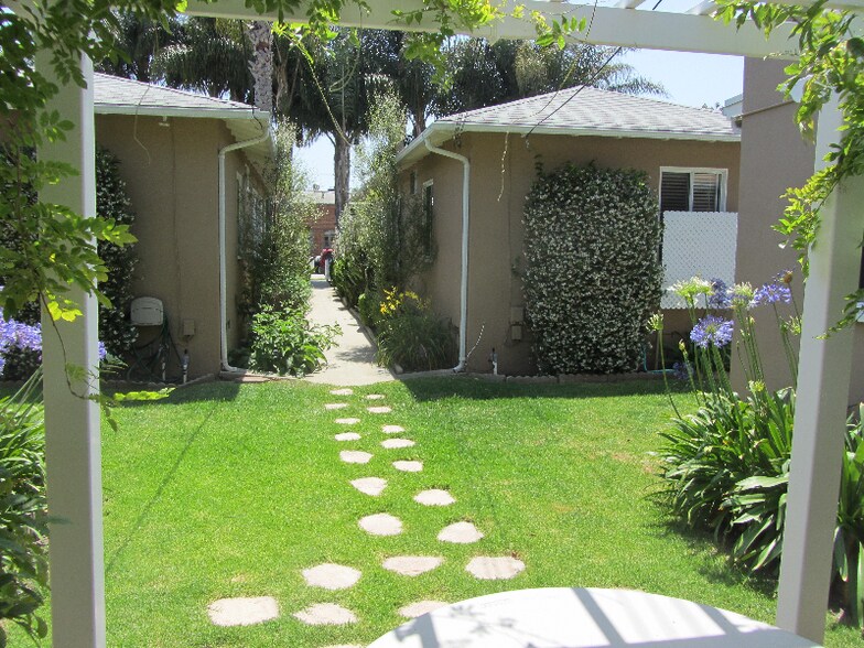 Building Photo - 2226 S Carmelina Ave