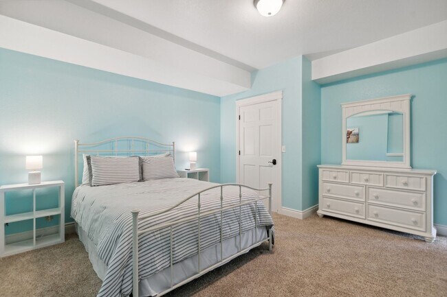 Building Photo - 5-bedroom, 3-bathroom furnished home in Ka...