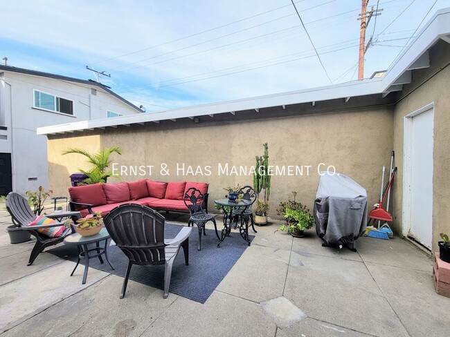 Building Photo - Cozy Condo in Prime Alamitos Beach Neighbo...