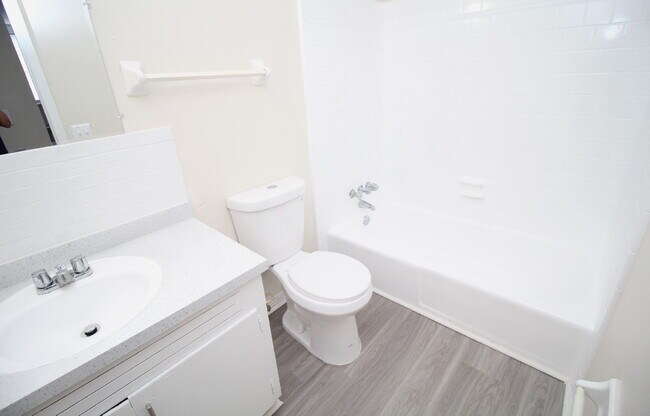 Building Photo - Affordable Updated 1BR Apartment with LVP Flooring, Modern Kitchen Finishes & Convenient Access t...