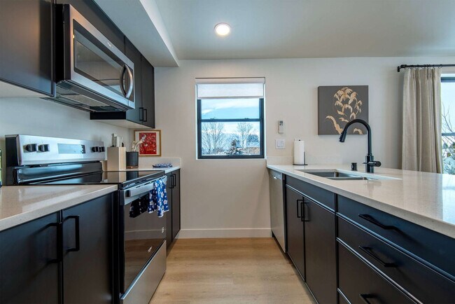 Building Photo - 27 4th St E