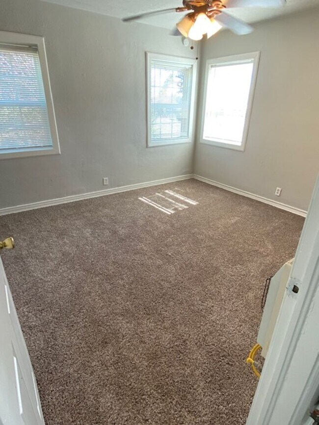 Building Photo - One bedroom duplex by TWU